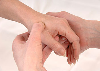 Diagnostisches Abtasten von Handgelenken